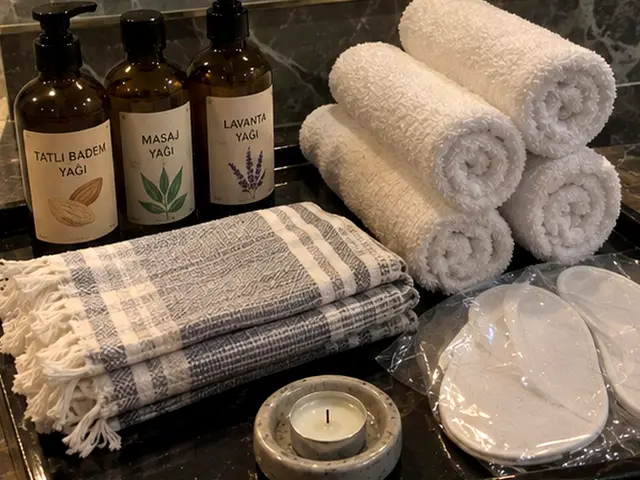 Masaj ve lavanta yağı, rulo havlular ve ekose peştemal — Güvercintepe, Masaj Salonun